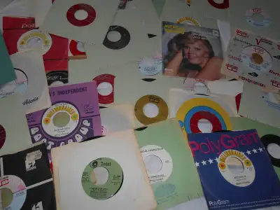 50 DISQUES VINYLES 45 TOURS DE MICHÈLE RICHARD, View more