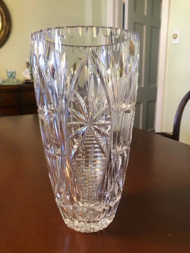 Beautiful Vintage Crystal Vase in Kitchen & Dining Wares in City of Toronto - Image 2