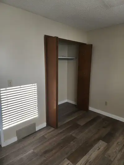 Unfurnished room Available in a house about 15 minutes by bus from the city center of Calgary, locat...