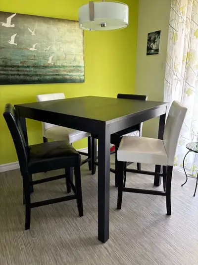 Belle table de cuisine en bon état (Ikea) Longueur: 43,5’’ Largeur: 43,5’’ Hauteur: 37,5’’ 4 chaises...