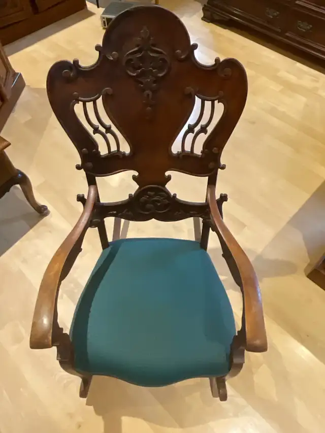 Carved wooden Rocking Chair in Chairs & Recliners in Ottawa - Image 2