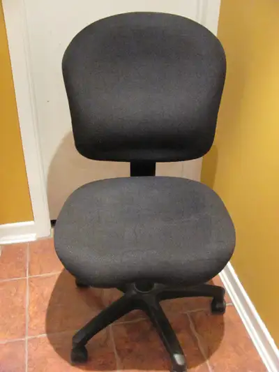 Chaise de bureau en tissu noir sur 5 roues pivotantes. Assise 18'' profond, 21'' large. Dossier 20''...
