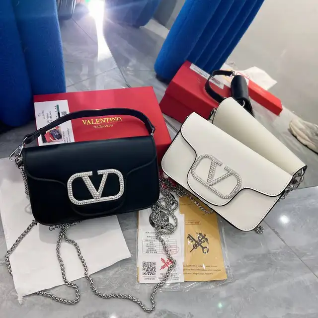 Valentino cross body bag in Women's - Bags & Wallets in Ottawa - Image 5