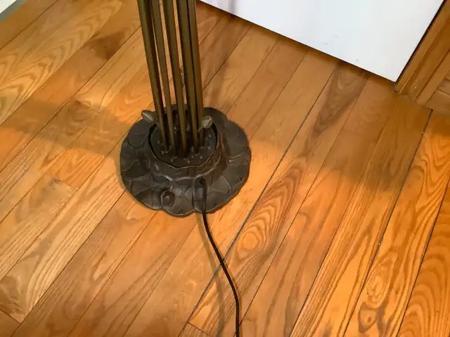 Tiff Sty Floor Lamp w 12 Lily Glass Shades Bronzed Lily Pad Base in Indoor Lighting & Fans in Belleville - Image 6