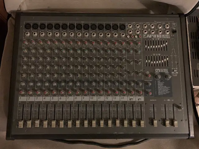 Yorkville AP 818 PA mixer w/soft case in Performance & DJ Equipment in Markham / York Region - Image 3