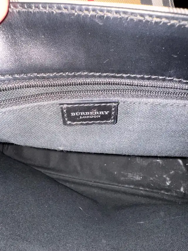 Burberry bag in Women's - Bags & Wallets in City of Toronto - Image 8