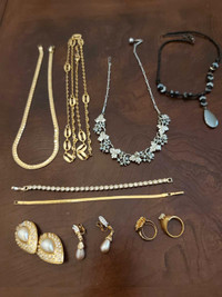 4 x necklaces/2 x bracelets/2 × rings/2 × earrings