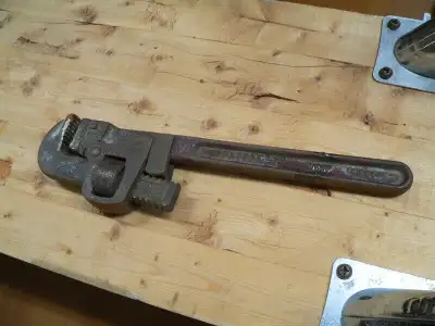 plusieurs outils antique a différent prix photo 1 clé a molette # 2502.3 10"long 5$ photo 2 clé a mo...