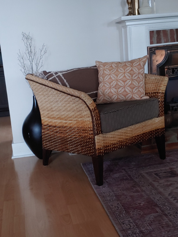 Pair of wicker Accent Chairs in Chairs & Recliners in Saskatoon - Image 2