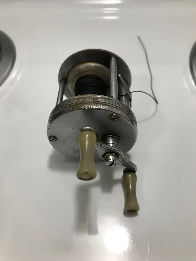 Vintage BRONSON Lashless Model No . 1700 Fishing Reel . in Fishing, Camping & Outdoors in Sarnia - Image 3