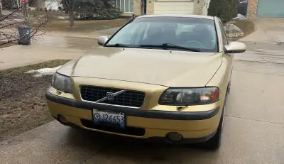 2001 Volvo S60 T5 Safetied, clean title not rebuilt Comes with winter rims and tires and summer rims...