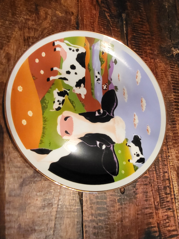 Decorative cow plate/Assiette de decoration de vache dans Art et objets de collection  à Ville de Montréal