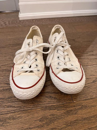 White Lowtop Size 7 (women's) Converse