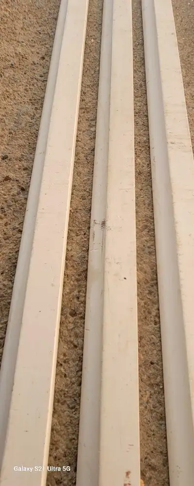 I'm selling basebord shoe molding, perfect for adding a decorative touch to your baseboards. 7 piece...