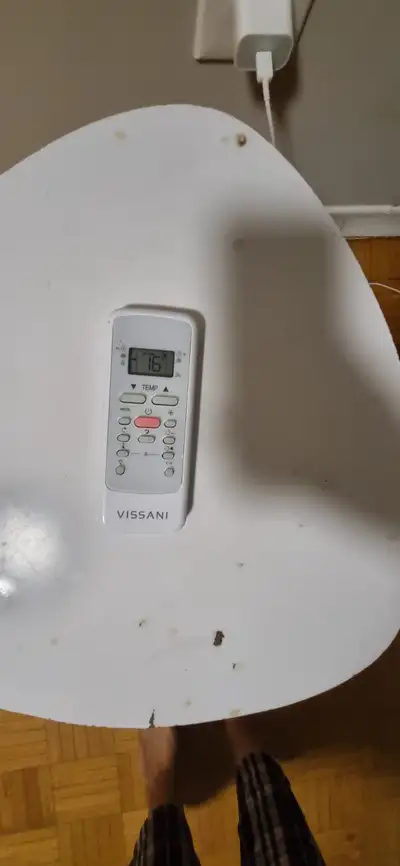 Vissani 3 in 1 Air Conditioner. Perfect for a Studio apartment or a Bedroom. 7100BTU. The AC was use...