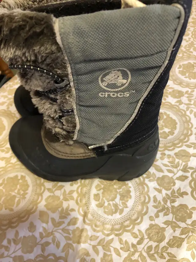 bottes d’hiver pour garçon de marque Crocs gr: 8-9 in Kids & Youth in Longueuil / South Shore - Image 4