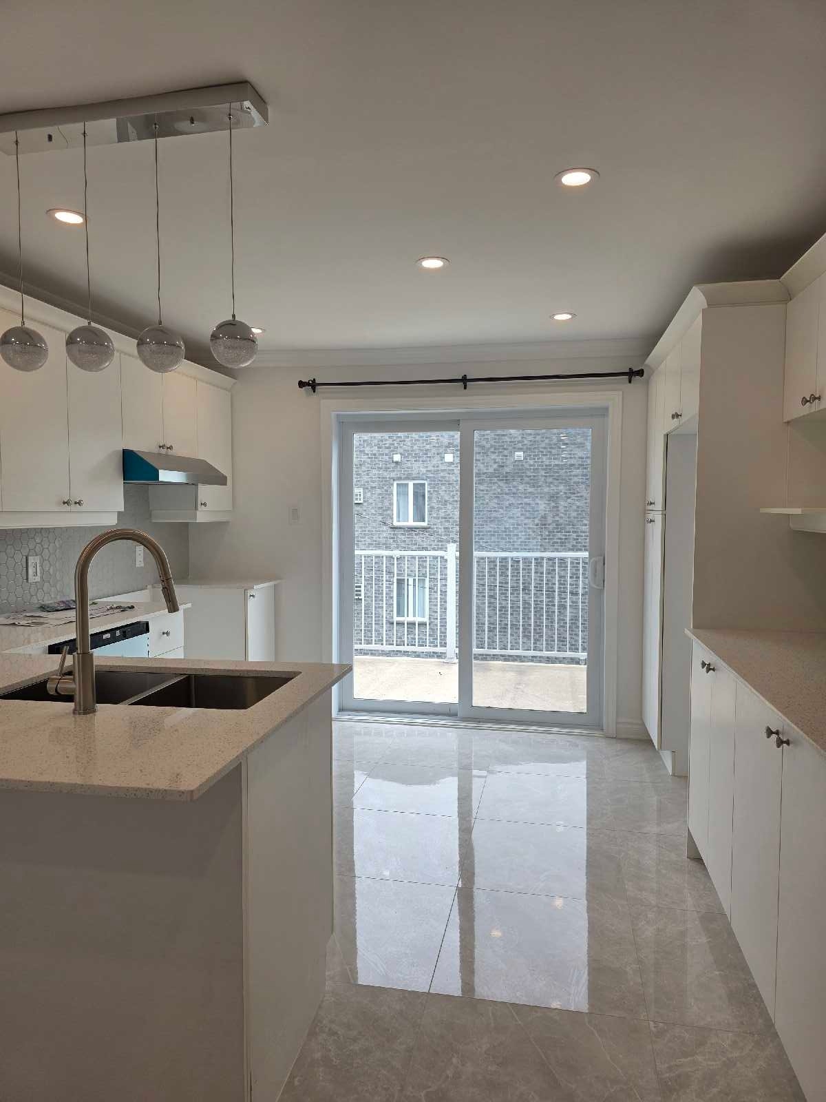 Grand 4½ style condo, entièrement rénové, | Triplex Brossard — photo 3