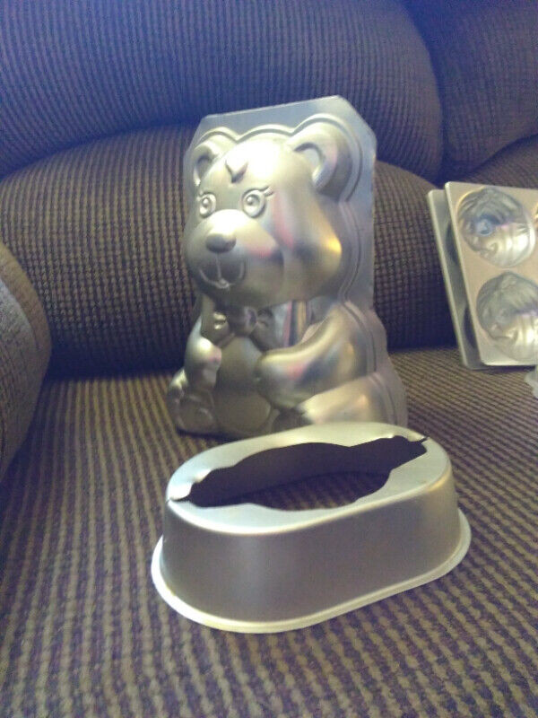 3D Stand up Cake Tins, 2 Teddy Bears, Pumpkin/Jack-o-lantern, an in Hobbies & Crafts in Chatham-Kent - Image 4