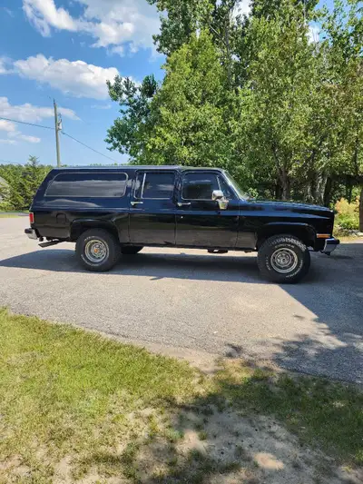 Originally from Arizona, a super clean truck. 350 tbi auto trans. 81000 miles.No rust or holes. Inte...