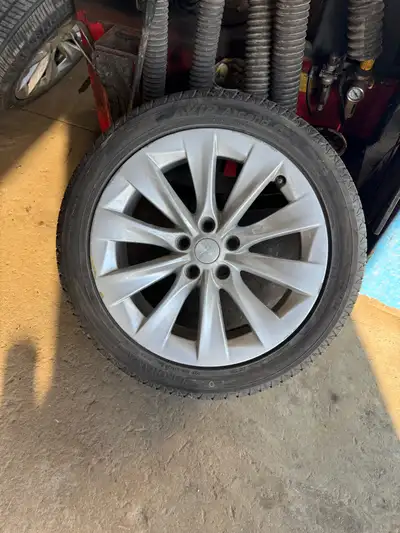 S245/45R19 Ascendant GT 98 VAVID ASCENDANT GT Utilisés seulement 1 saison d’été État comme neuf 1 pn...