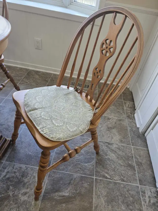 Dinning/Kitchen table with 4 chairs and 2 Leafs to expand table ...