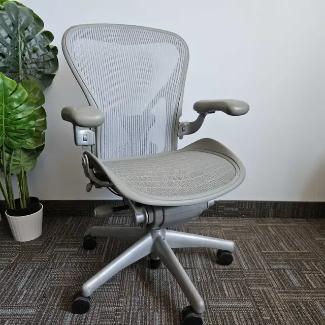 Herman Miller aeron size b FREE DELIVERY in Chairs & Recliners in City of Toronto - Image 2