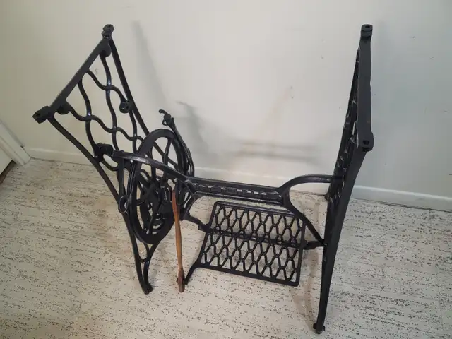 Antique SINGER SEWING MACHINE cast iron stand base dans Art et objets de collection dans Ville de Toronto - Image 7