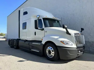 AZ DRIVERS NEEDED FOR TORONTO TO MIDWEST RUNS! DEDICATED LANES !! BUSY WORK !! - 3000 MILES A WEEK -...