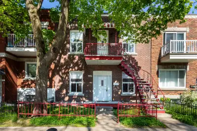 Logement de luxe. Unique. Rareté: Grande cour arrière privée avec table et chaises. Aménagement de l...