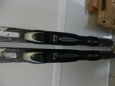 Madshus 200 cm backcountry skis. Need a NNN BC Boot to fit these bindings. Poles are included. Deliv...
