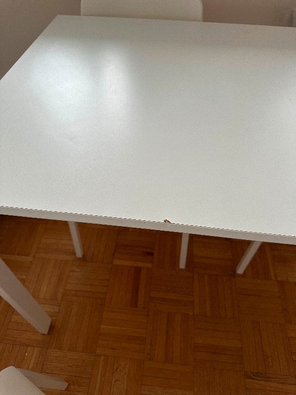 $60White dining table with 4 chairs.$60 in Dining Tables & Sets in City of Toronto - Image 3