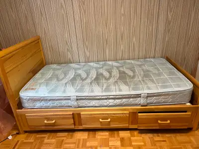 Lit jumeaux en bois, en bonne condition (sans matelas), View more