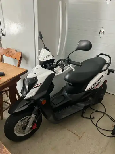 Yamaha zuma 2016 avec 26 000 km en bon état aucune modification le scooter est à 5 minutes de Joliet...