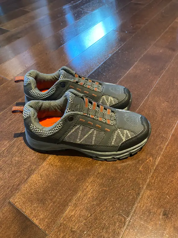 Selling brand new boy runners - Size 1 in Kids & Youth in St. Albert - Image 2