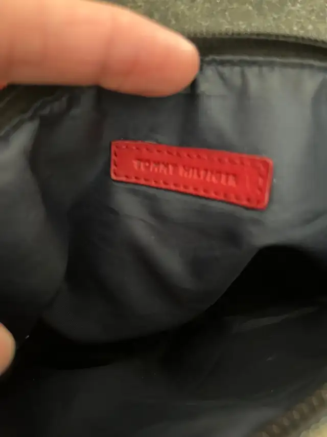 Tommy Hilfiger small cross body bag in Women's - Bags & Wallets in Kitchener / Waterloo - Image 3