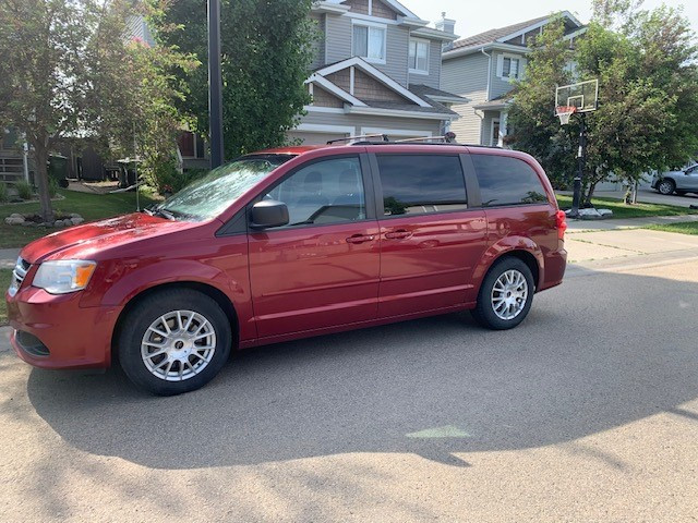 2015 Dodge Grand Caravan with Stow & Go in Cars & Trucks in Edmonton - Image 2