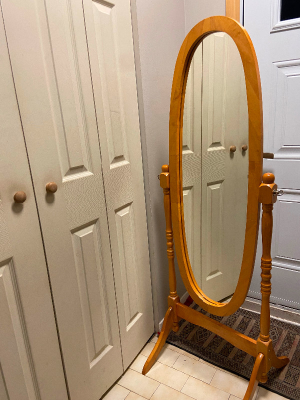 Miroir sur pied en bois/style antique/Wood Standing mirror dans Décoration intérieure et accessoires  à Ville de Montréal - Image 3