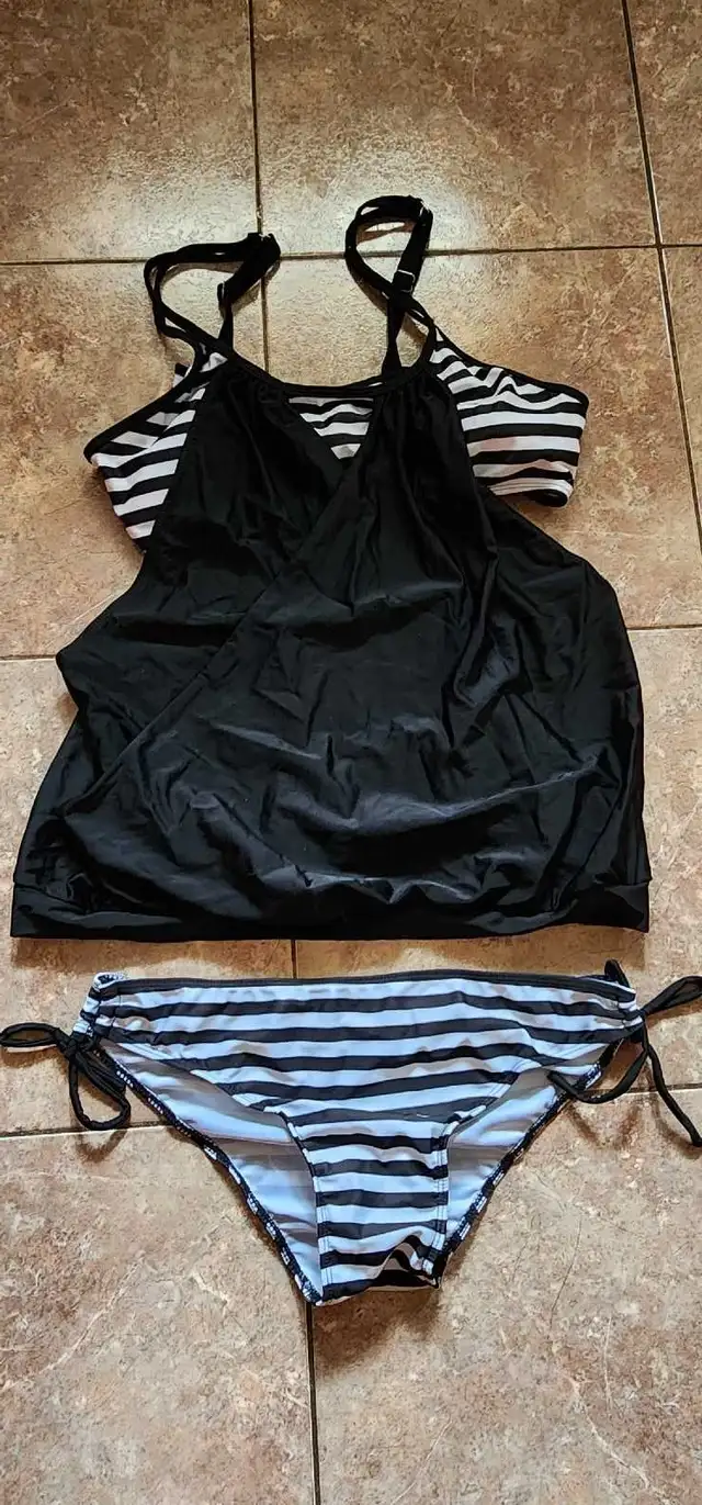 Ladies L/XL Bathung Suits in Women's - Tops & Outerwear in City of Halifax - Image 3