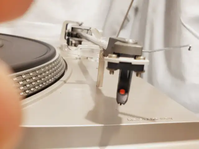 vintage dual CS-508 turntable record player in Stereo Systems & Home Theatre in Mississauga / Peel Region - Image 5