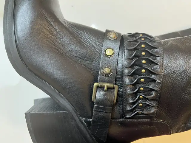 Leather thick-soled women's boots in Women's - Shoes in City of Toronto - Image 10