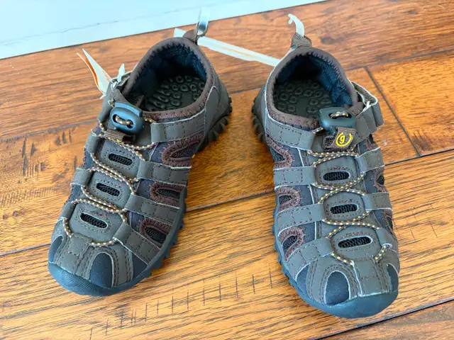 Kids hiking shoes in Kids & Youth in Oshawa / Durham Region - Image 2
