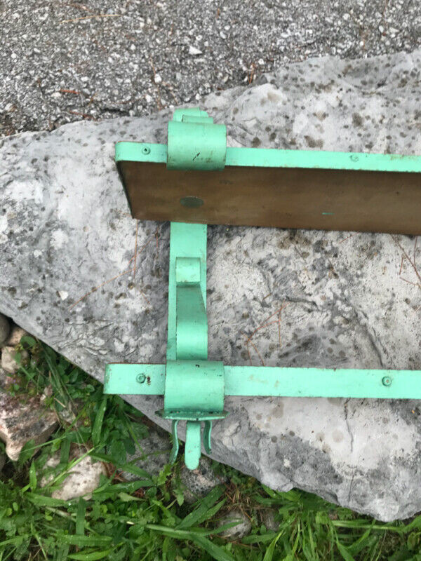 VINTAGE 2 TIER METAL DECORATIVE SHELF BRACKETS WITH GREEN PAINT in Arts & Collectibles in Mississauga / Peel Region - Image 3