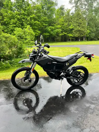 2015 Zero FX 5.7 Mint condition hand guards rear rack, 23,000 km