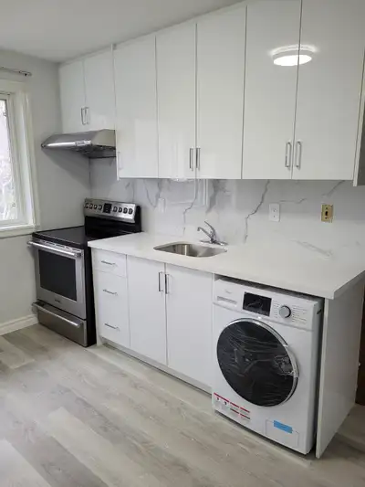 Location!!!Top Floor Spacious 3 Bedroom Unit In The Heart Of Trendy Parkdale! Brand New Kitchen And...