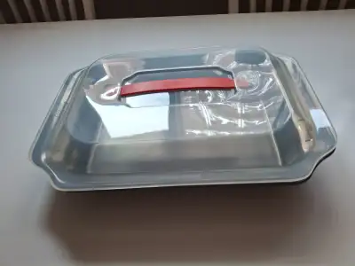 YES, IT'S AVAILABLE, please only message if interested, thanks. Perfect for lasagna, cakes, bars, et...