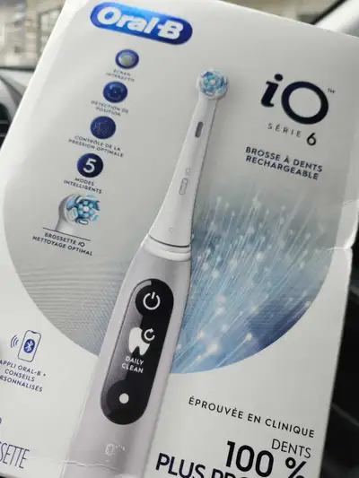 Découvrez la brosse à dents électrique Oral-B iO6, offrant un nettoyage personnalisé avec ses 5 mode...