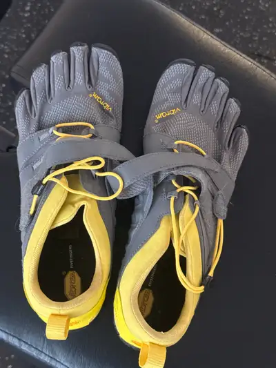 Vibram barefoot shoes Size US 10-10.5 EUR 43 Worn once