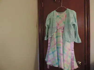 This pretty dress and matching aqua shrug are both in excellent condition with no rips or stains. Fr...