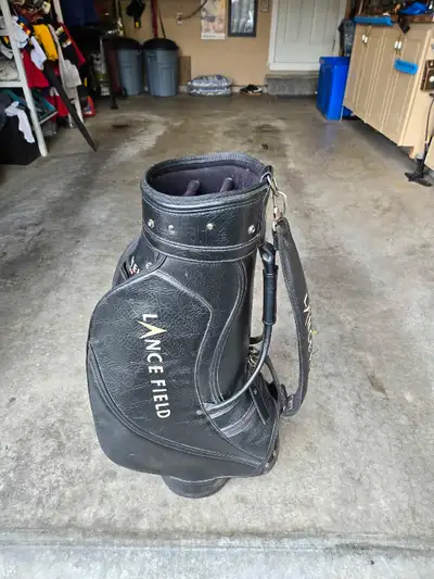 This Lance Field golf bag is a reliable companion for your golfing adventures. It's in used conditio...