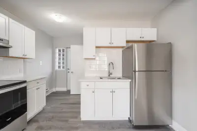 Very clean building, bright units and AC